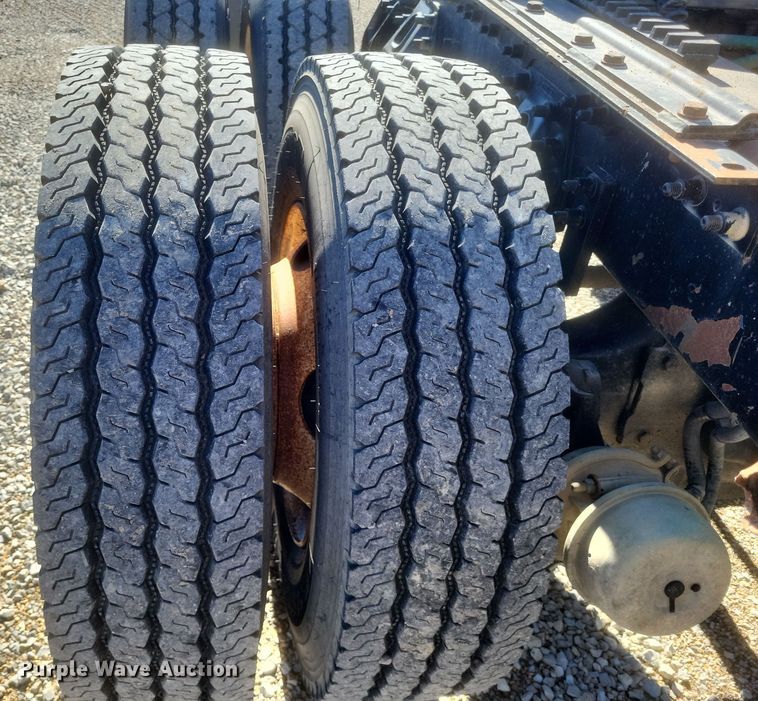 image for item DS5206 2002 Sterling LT9 semi truck