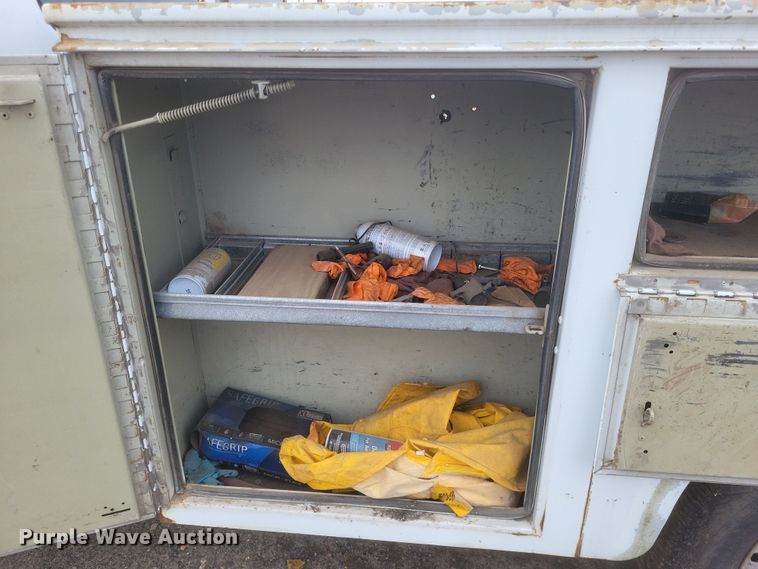 image for item DS5235 2000 Ford F150 utility bed pickup truck