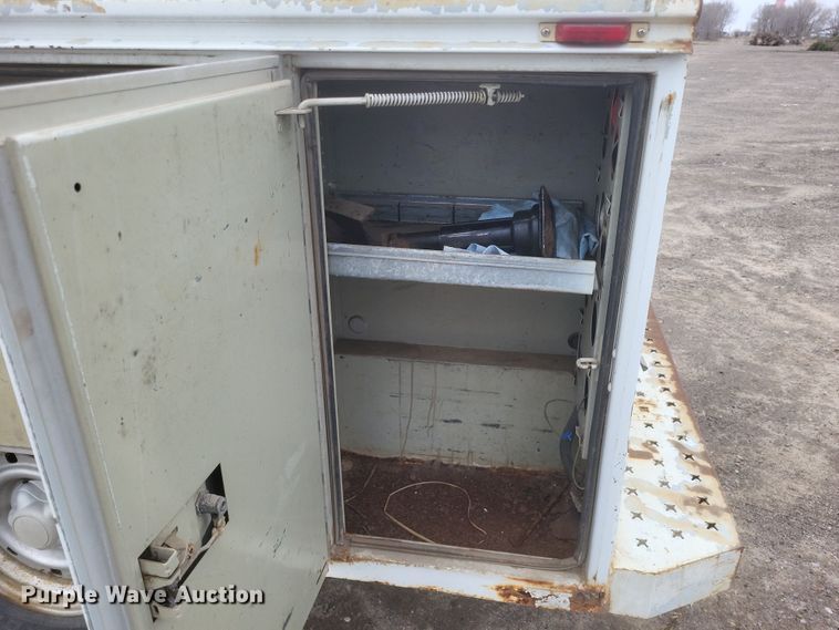 image for item DS5235 2000 Ford F150 utility bed pickup truck