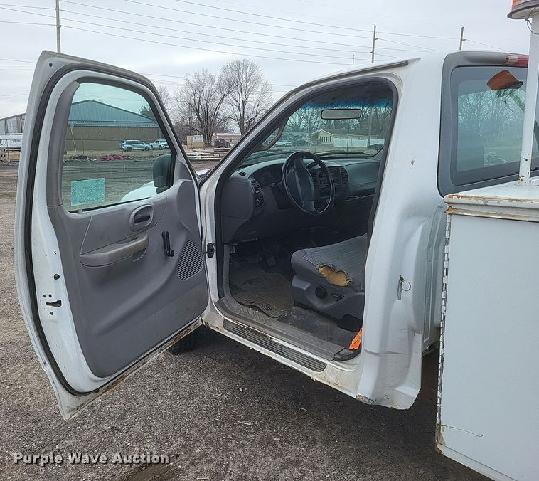 image for item DS5235 2000 Ford F150 utility bed pickup truck