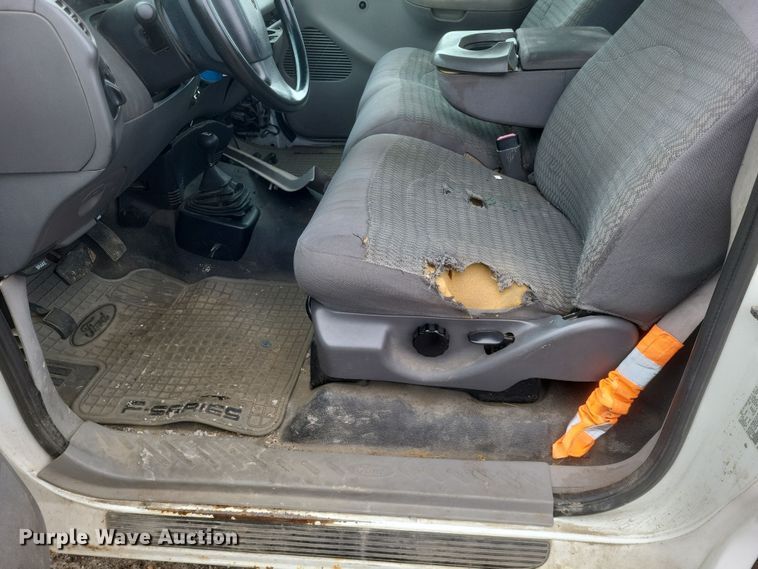 image for item DS5235 2000 Ford F150 utility bed pickup truck