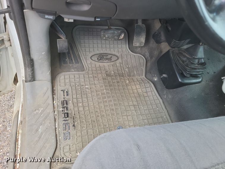 image for item DS5235 2000 Ford F150 utility bed pickup truck