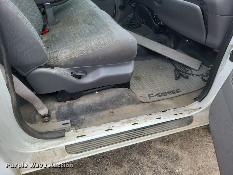 image for item DS5235 2000 Ford F150 utility bed pickup truck