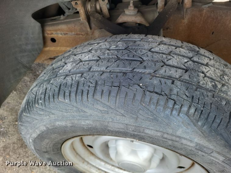 image for item DS5235 2000 Ford F150 utility bed pickup truck