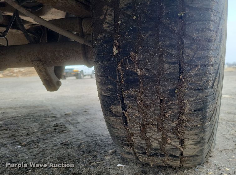 image for item DS5235 2000 Ford F150 utility bed pickup truck