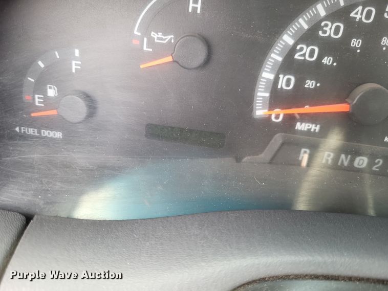 image for item DS5235 2000 Ford F150 utility bed pickup truck