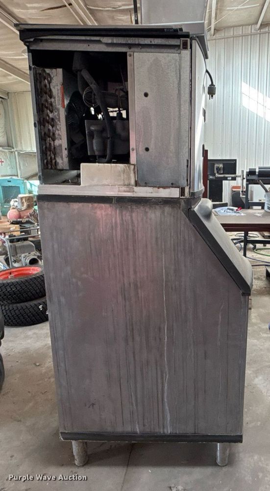 image for item EG8016 Manitowoc B420 ice machine 