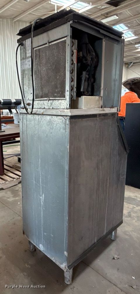 image for item EG8016 Manitowoc B420 ice machine 