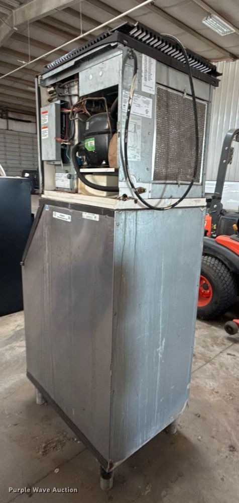 image for item EG8016 Manitowoc B420 ice machine 
