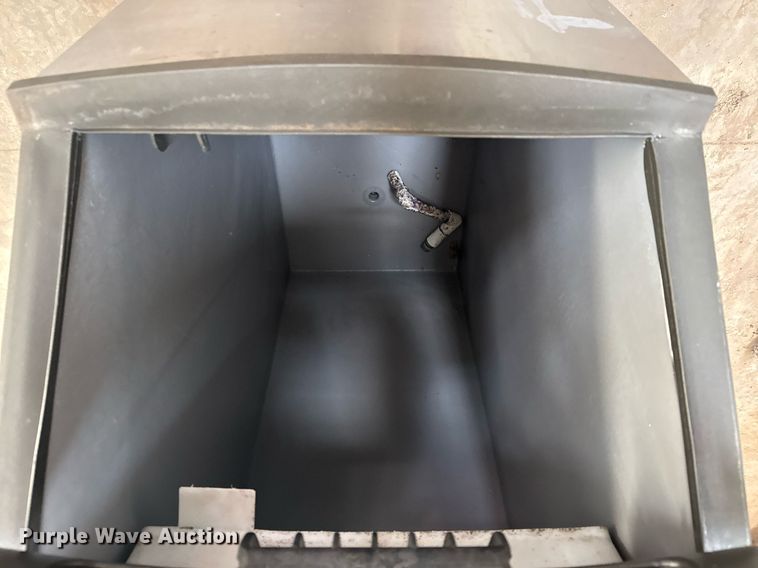 image for item EG8016 Manitowoc B420 ice machine 