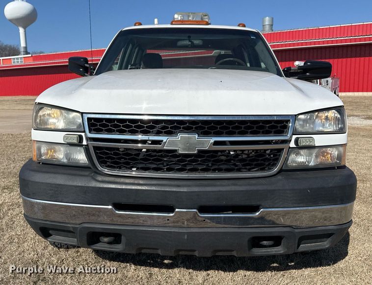 image for item EG8021 2007 Chevrolet Silverado 3500 Crew Cab utility bed pickup truck