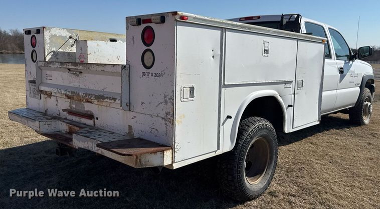 image for item EG8021 2007 Chevrolet Silverado 3500 Crew Cab utility bed pickup truck