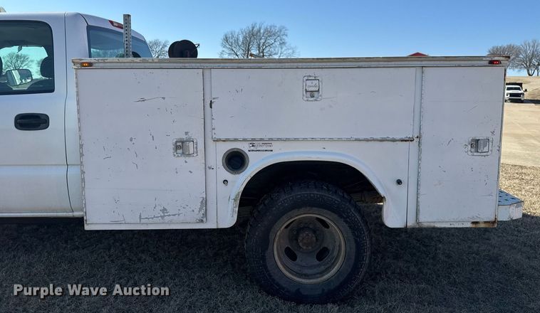 image for item EG8021 2007 Chevrolet Silverado 3500 Crew Cab utility bed pickup truck
