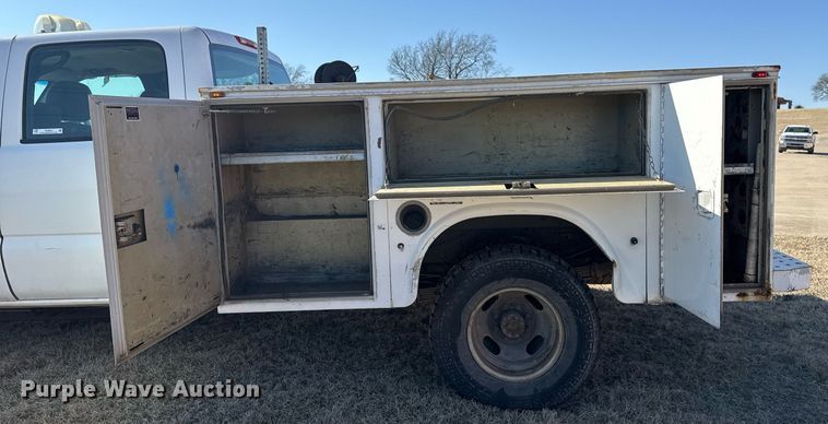 image for item EG8021 2007 Chevrolet Silverado 3500 Crew Cab utility bed pickup truck