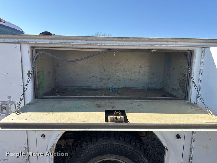 image for item EG8021 2007 Chevrolet Silverado 3500 Crew Cab utility bed pickup truck