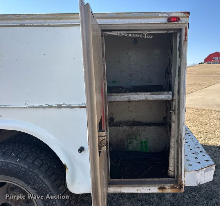 image for item EG8021 2007 Chevrolet Silverado 3500 Crew Cab utility bed pickup truck