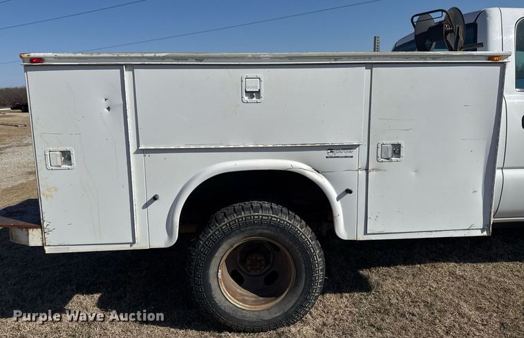 image for item EG8021 2007 Chevrolet Silverado 3500 Crew Cab utility bed pickup truck