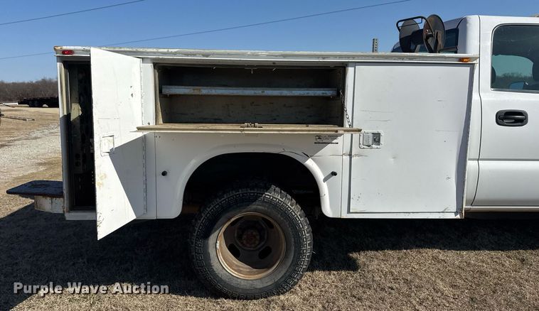 image for item EG8021 2007 Chevrolet Silverado 3500 Crew Cab utility bed pickup truck