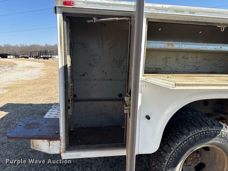 image for item EG8021 2007 Chevrolet Silverado 3500 Crew Cab utility bed pickup truck