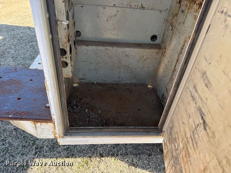 image for item EG8021 2007 Chevrolet Silverado 3500 Crew Cab utility bed pickup truck