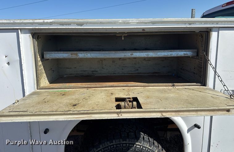 image for item EG8021 2007 Chevrolet Silverado 3500 Crew Cab utility bed pickup truck