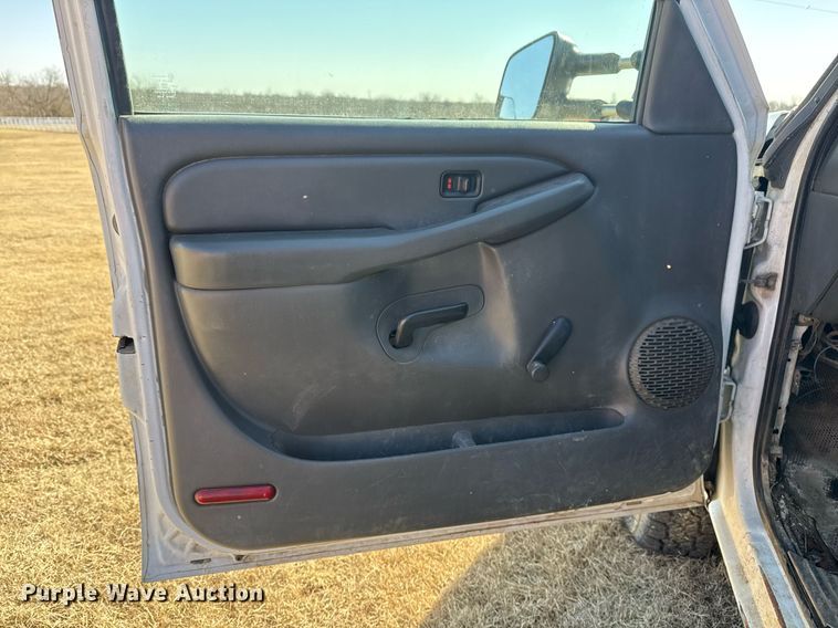 image for item EG8021 2007 Chevrolet Silverado 3500 Crew Cab utility bed pickup truck