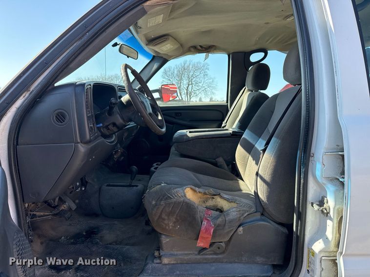 image for item EG8021 2007 Chevrolet Silverado 3500 Crew Cab utility bed pickup truck