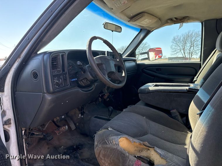 image for item EG8021 2007 Chevrolet Silverado 3500 Crew Cab utility bed pickup truck