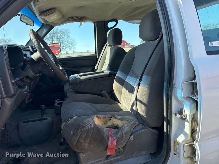 image for item EG8021 2007 Chevrolet Silverado 3500 Crew Cab utility bed pickup truck