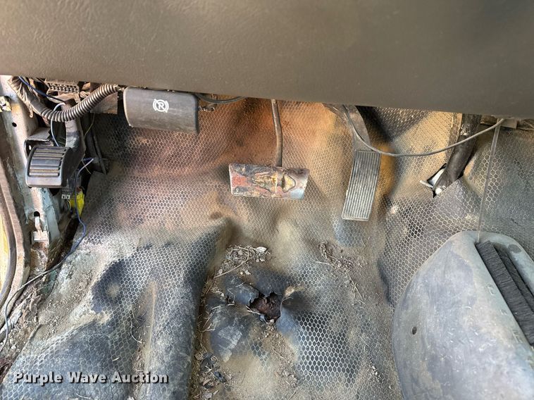 image for item EG8021 2007 Chevrolet Silverado 3500 Crew Cab utility bed pickup truck