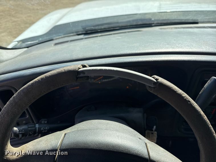 image for item EG8021 2007 Chevrolet Silverado 3500 Crew Cab utility bed pickup truck