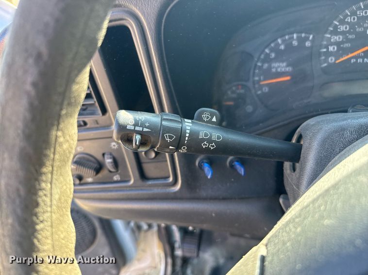 image for item EG8021 2007 Chevrolet Silverado 3500 Crew Cab utility bed pickup truck