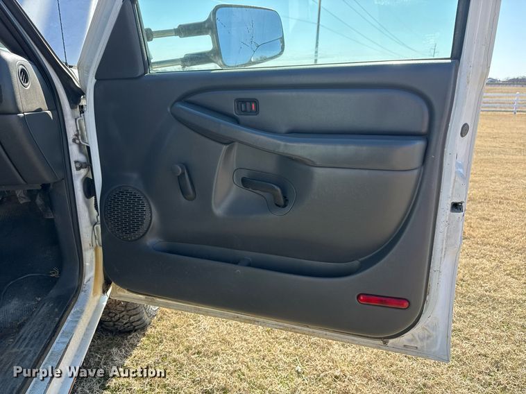 image for item EG8021 2007 Chevrolet Silverado 3500 Crew Cab utility bed pickup truck