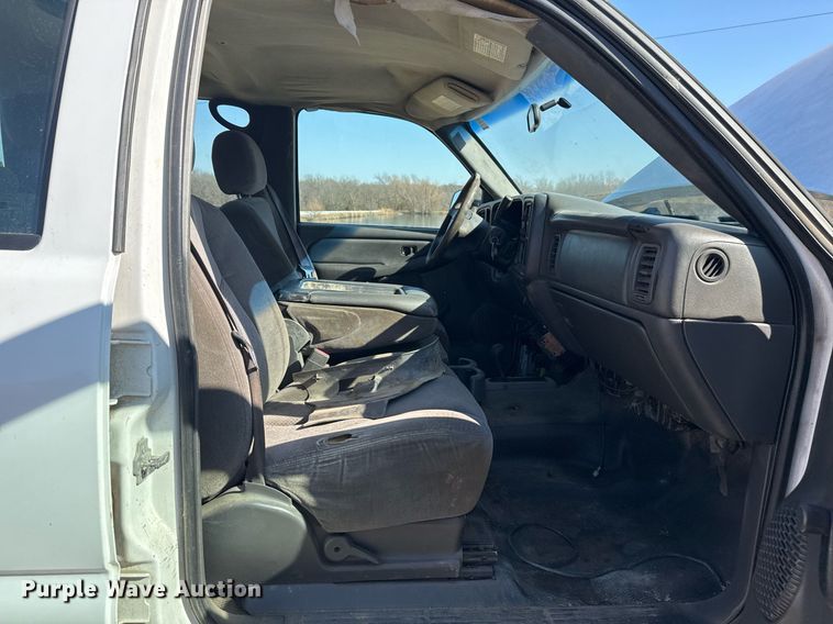 image for item EG8021 2007 Chevrolet Silverado 3500 Crew Cab utility bed pickup truck