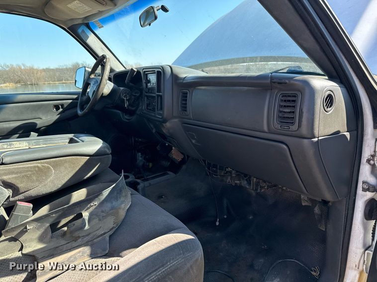 image for item EG8021 2007 Chevrolet Silverado 3500 Crew Cab utility bed pickup truck