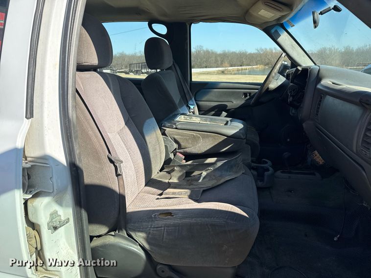 image for item EG8021 2007 Chevrolet Silverado 3500 Crew Cab utility bed pickup truck