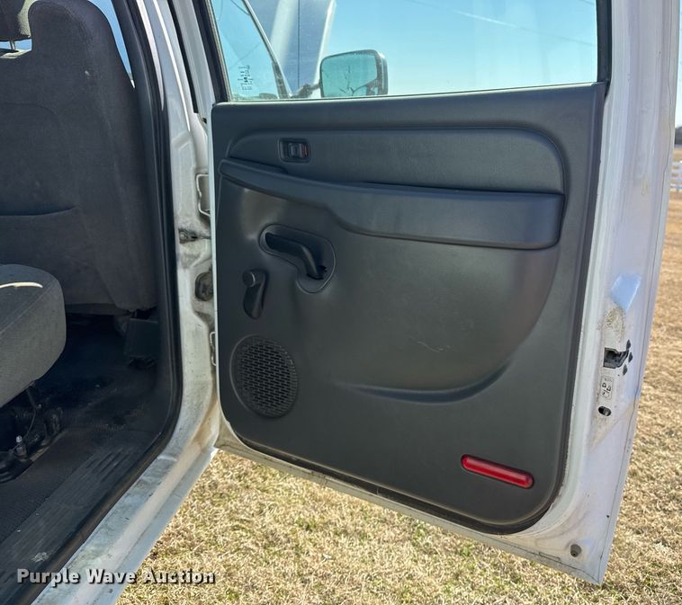 image for item EG8021 2007 Chevrolet Silverado 3500 Crew Cab utility bed pickup truck