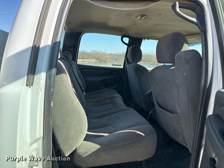 image for item EG8021 2007 Chevrolet Silverado 3500 Crew Cab utility bed pickup truck