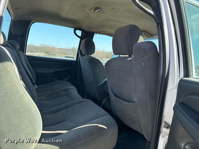 image for item EG8021 2007 Chevrolet Silverado 3500 Crew Cab utility bed pickup truck