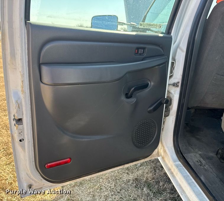 image for item EG8021 2007 Chevrolet Silverado 3500 Crew Cab utility bed pickup truck