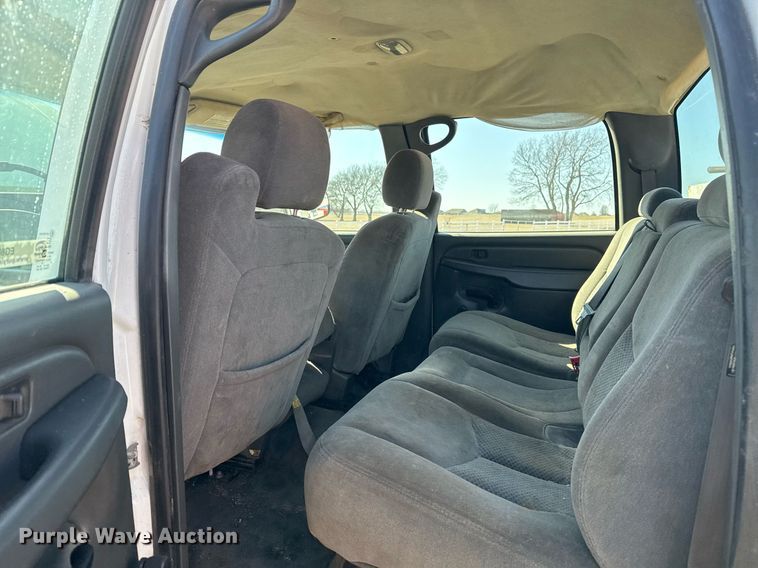 image for item EG8021 2007 Chevrolet Silverado 3500 Crew Cab utility bed pickup truck