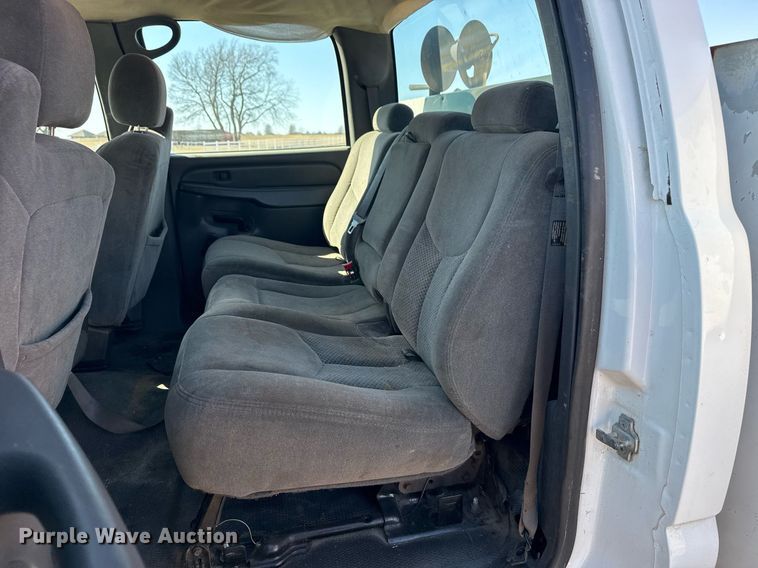 image for item EG8021 2007 Chevrolet Silverado 3500 Crew Cab utility bed pickup truck