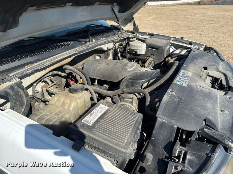 image for item EG8021 2007 Chevrolet Silverado 3500 Crew Cab utility bed pickup truck