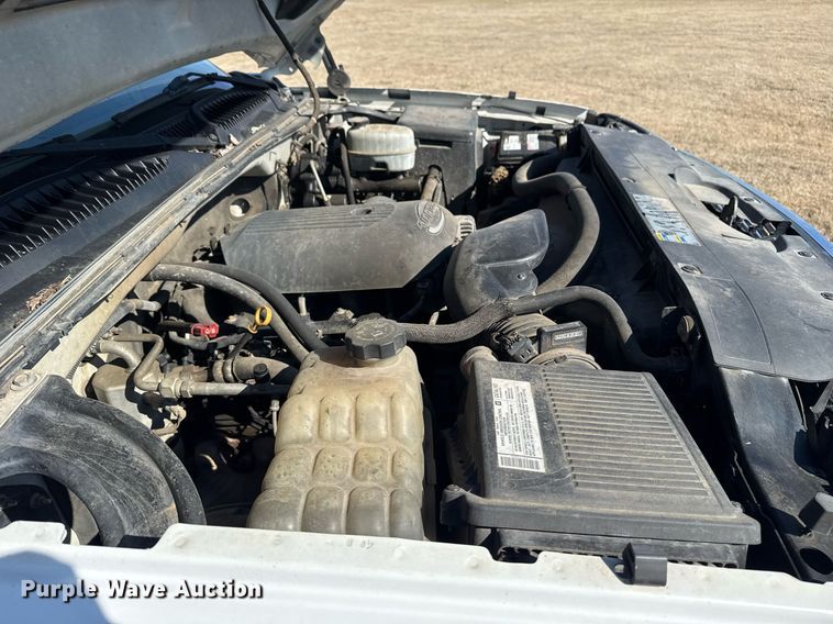 image for item EG8021 2007 Chevrolet Silverado 3500 Crew Cab utility bed pickup truck