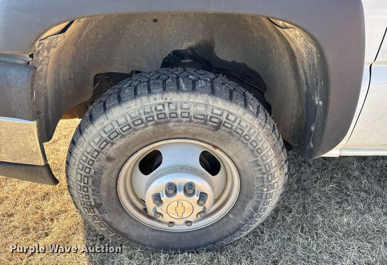 image for item EG8021 2007 Chevrolet Silverado 3500 Crew Cab utility bed pickup truck