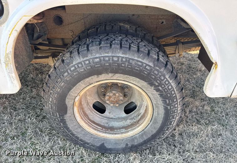 image for item EG8021 2007 Chevrolet Silverado 3500 Crew Cab utility bed pickup truck