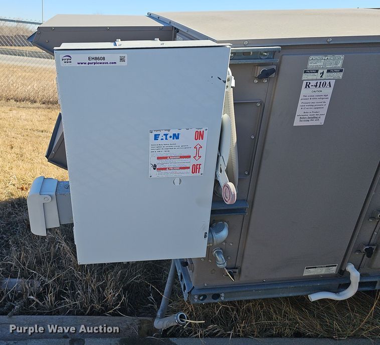 image for item EH8608 Johnson Controls J07XPE24U2AZZ50001A rooftop air conditioner unit