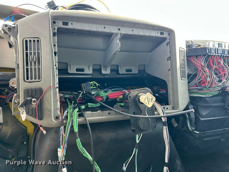 image for item EK2617 2013 International 7400 Workstar truck cab and chassis