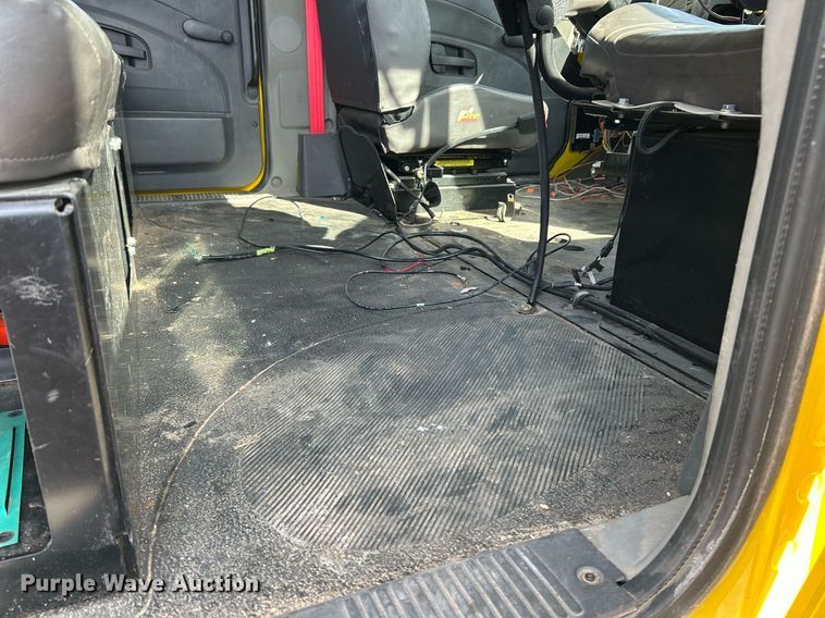 image for item EK2617 2013 International 7400 Workstar truck cab and chassis