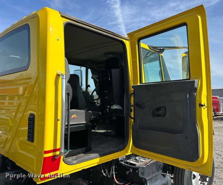 image for item EK2617 2013 International 7400 Workstar truck cab and chassis